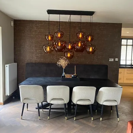 Ruime Woning Met Jacuzzi, 10 Min