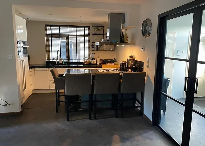 Ruime Woning Met Jacuzzi, 10 Min 리쎄