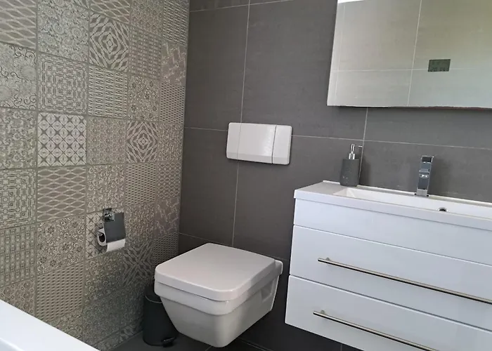 Βίλα Ruime Woning Met Jacuzzi, 10 Min